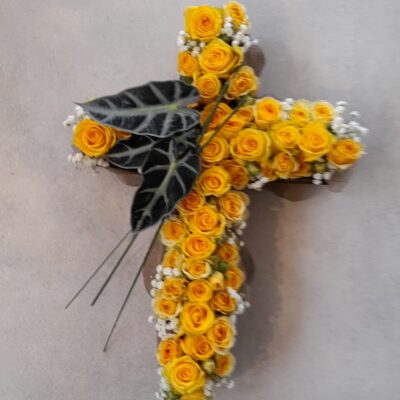 Kruis met rozen en gipskruid