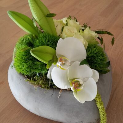 Hartje in steen met lelie en orchidee