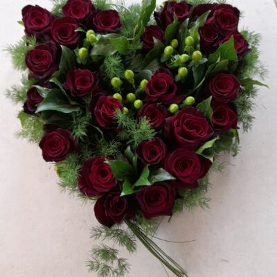 Vol hart met diep rode rozen